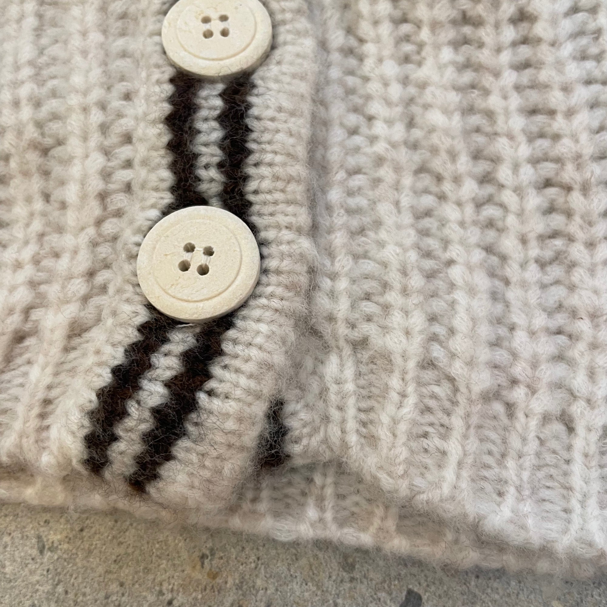 Pequeno tocon - 2078 - soft wool cardigan - ecru/brown stripe