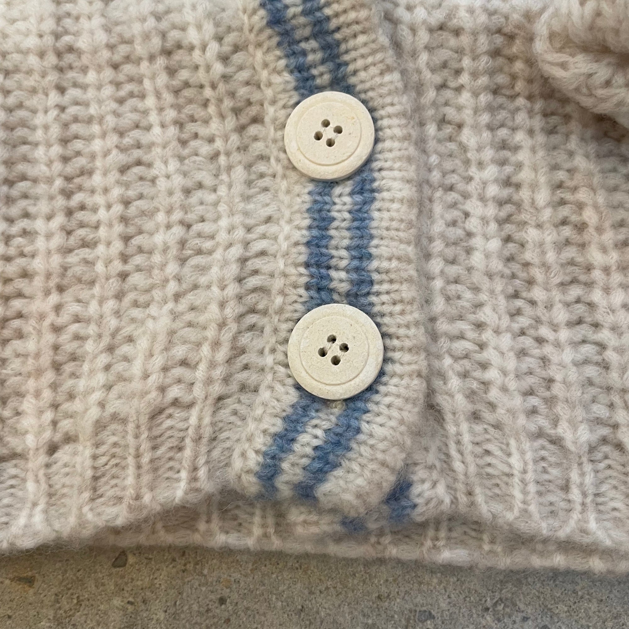 Pequeno tocon - 2078 - soft wool cardigan - ecru/blue stripe