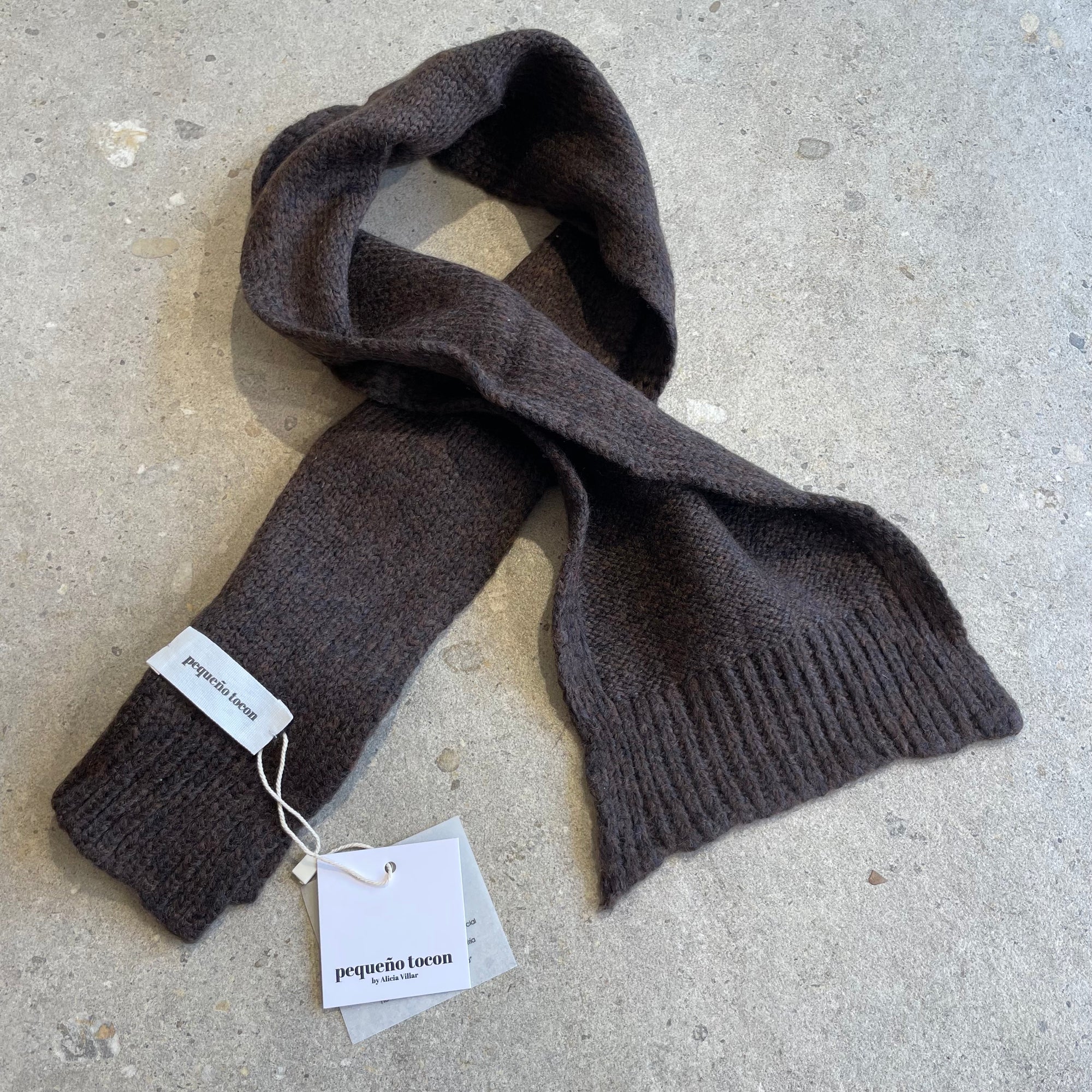 Pequeno tocon - 5017 - soft wool baby scarf - brown