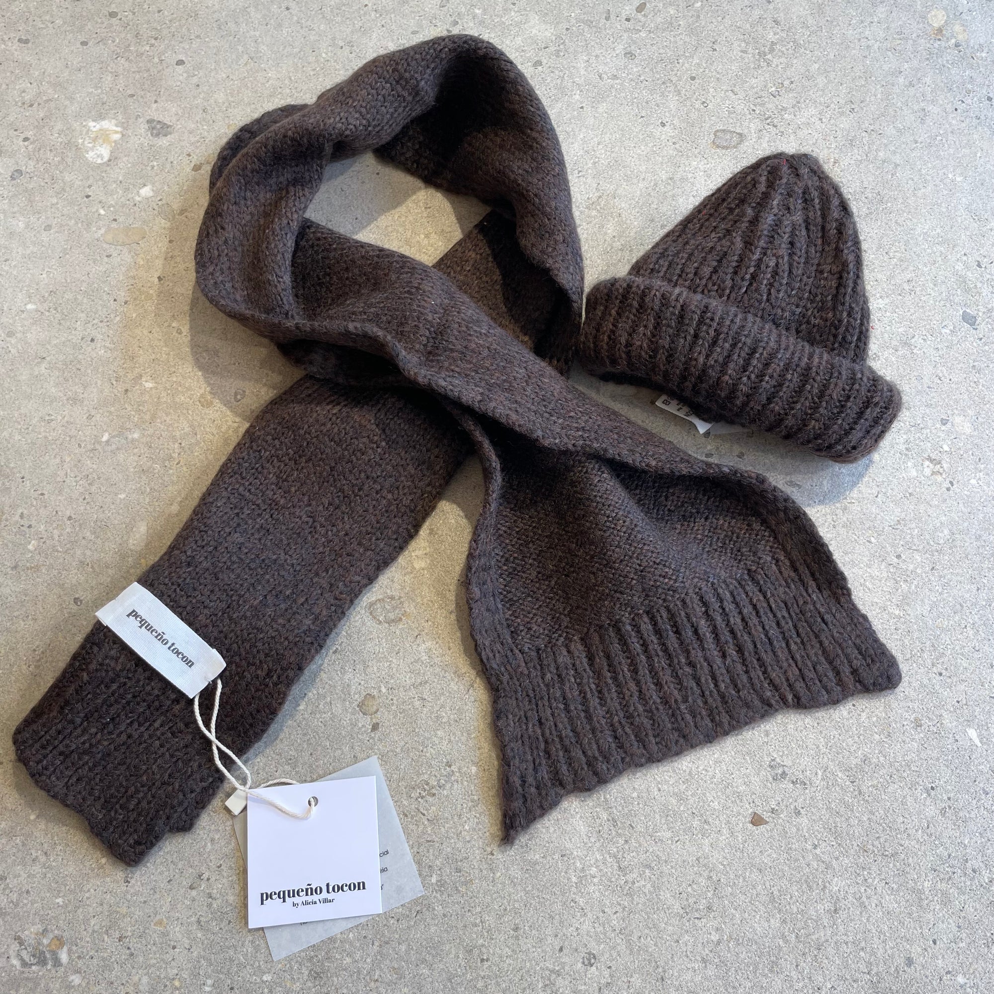 Pequeno tocon - 5017 - soft wool baby scarf - brown