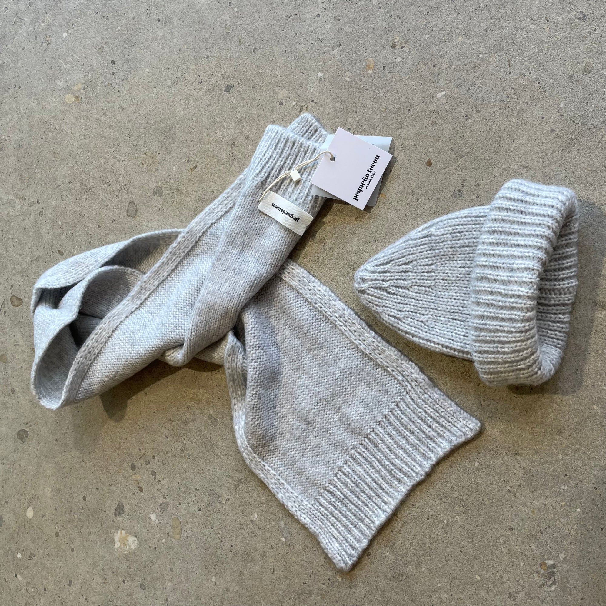 Pequeno tocon - 5017 - soft wool baby scarf - light grey