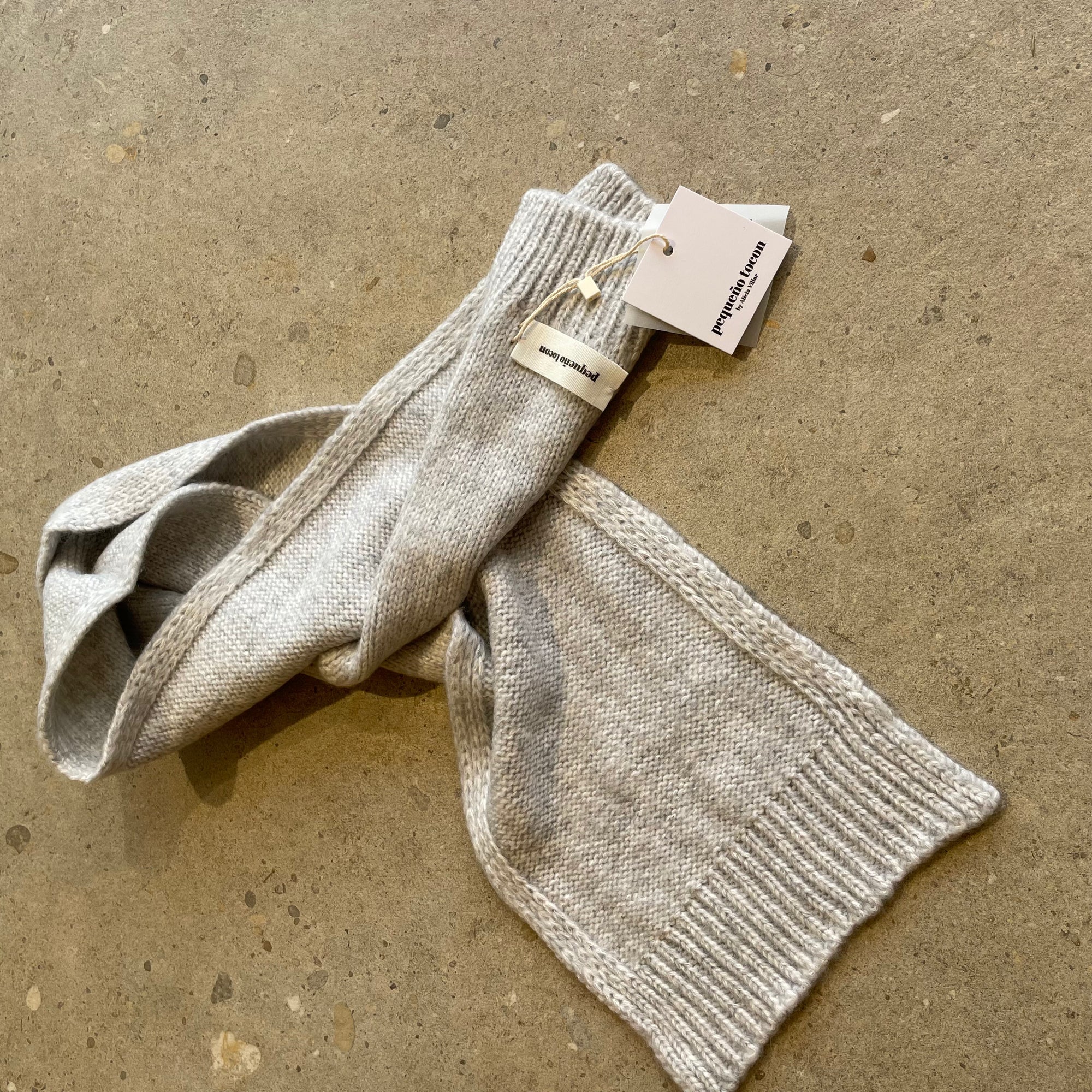 Pequeno tocon - 5017 - soft wool baby scarf - light grey