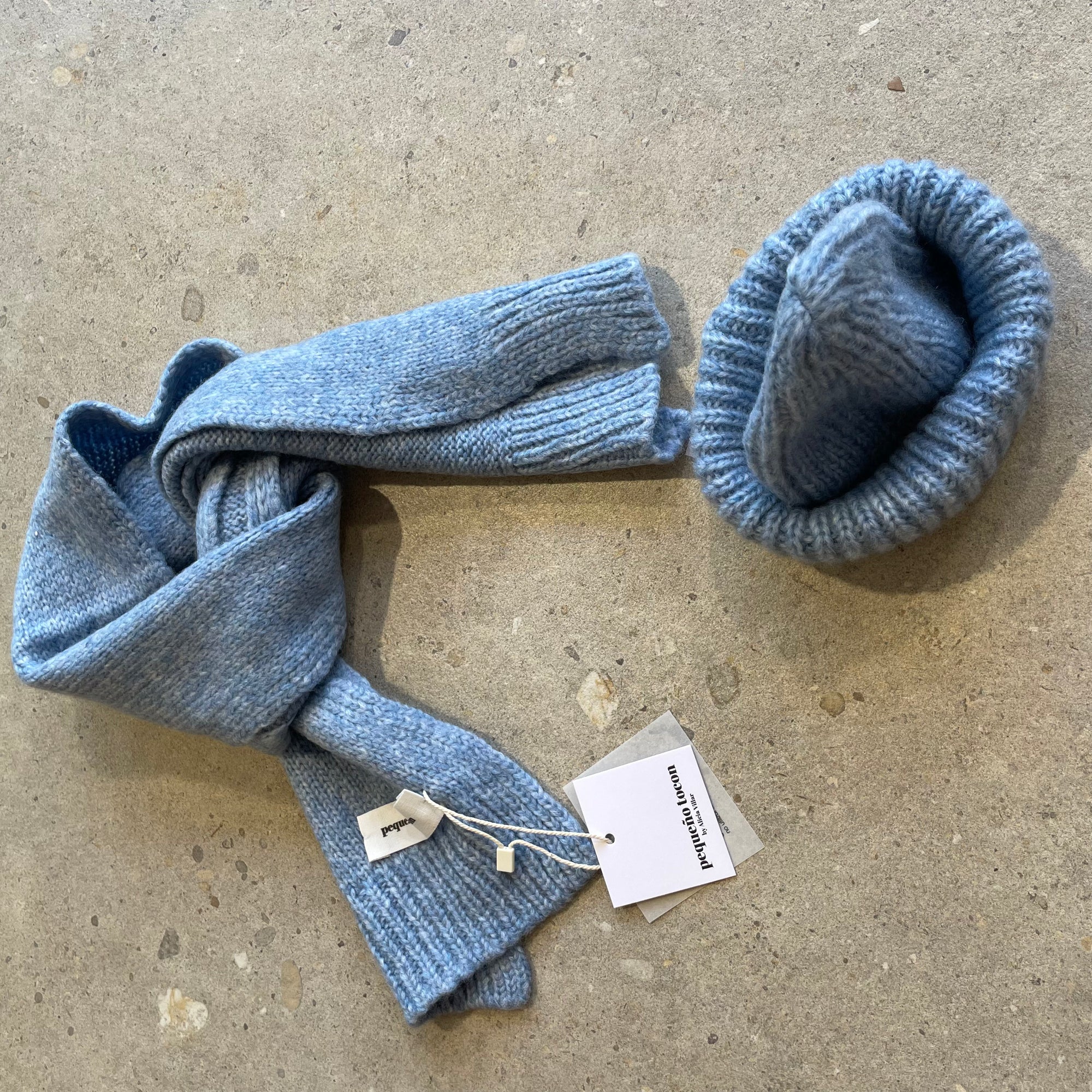Pequeno tocon - 5017 - soft wool baby scarf - light blue