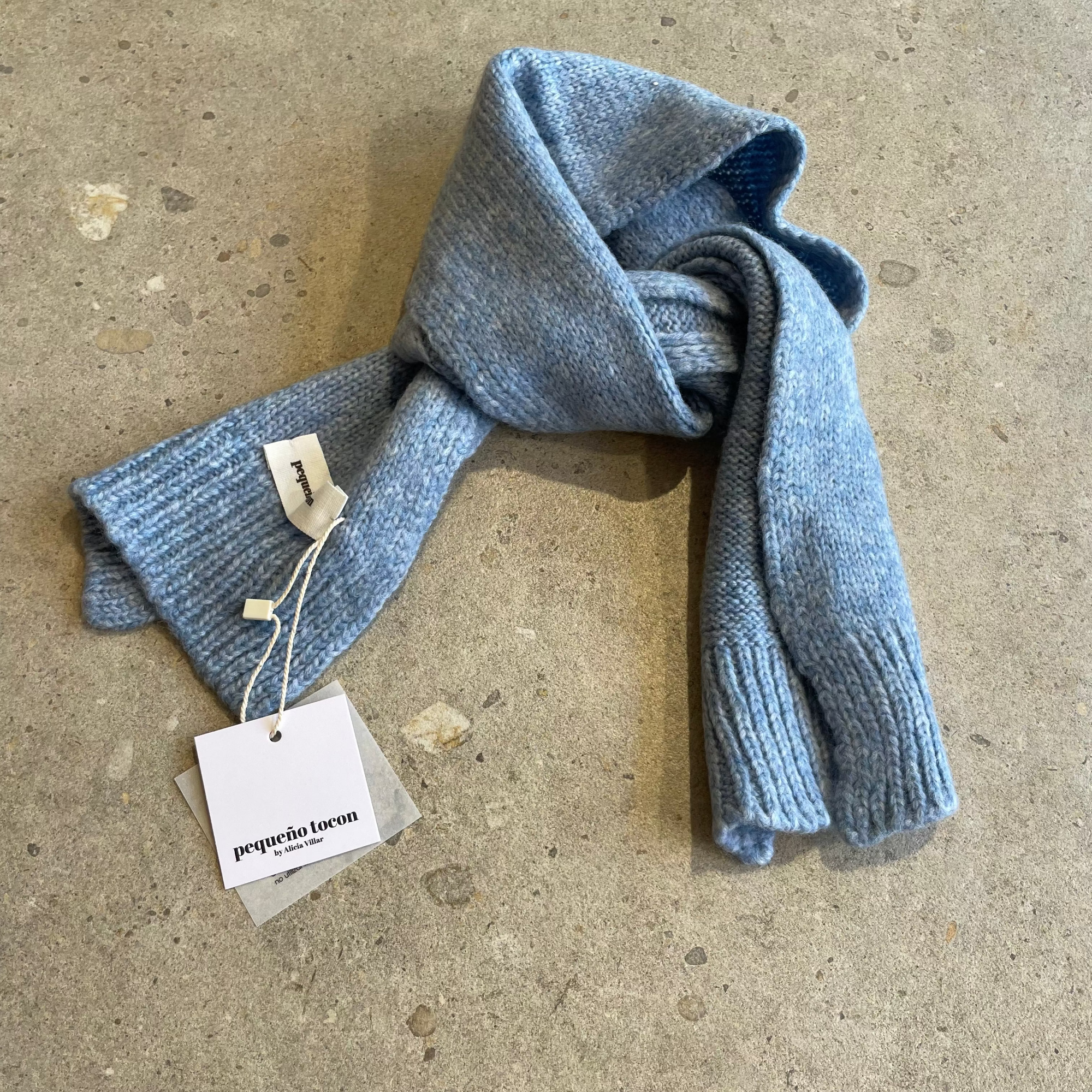 Pequeno tocon - 5017 - soft wool baby scarf - light blue