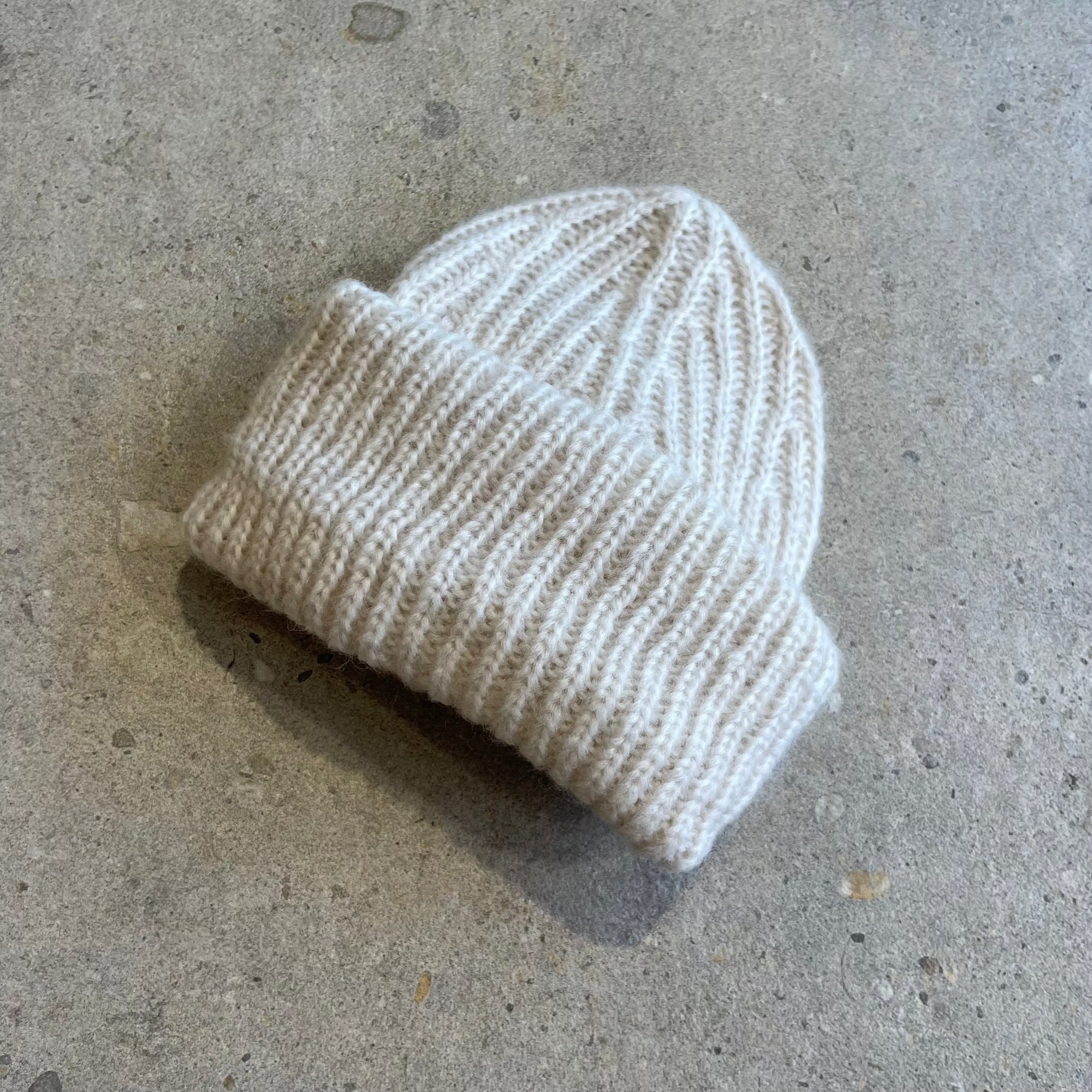 Pequeno tocon - 7024 - chunky wool beanie - ecru