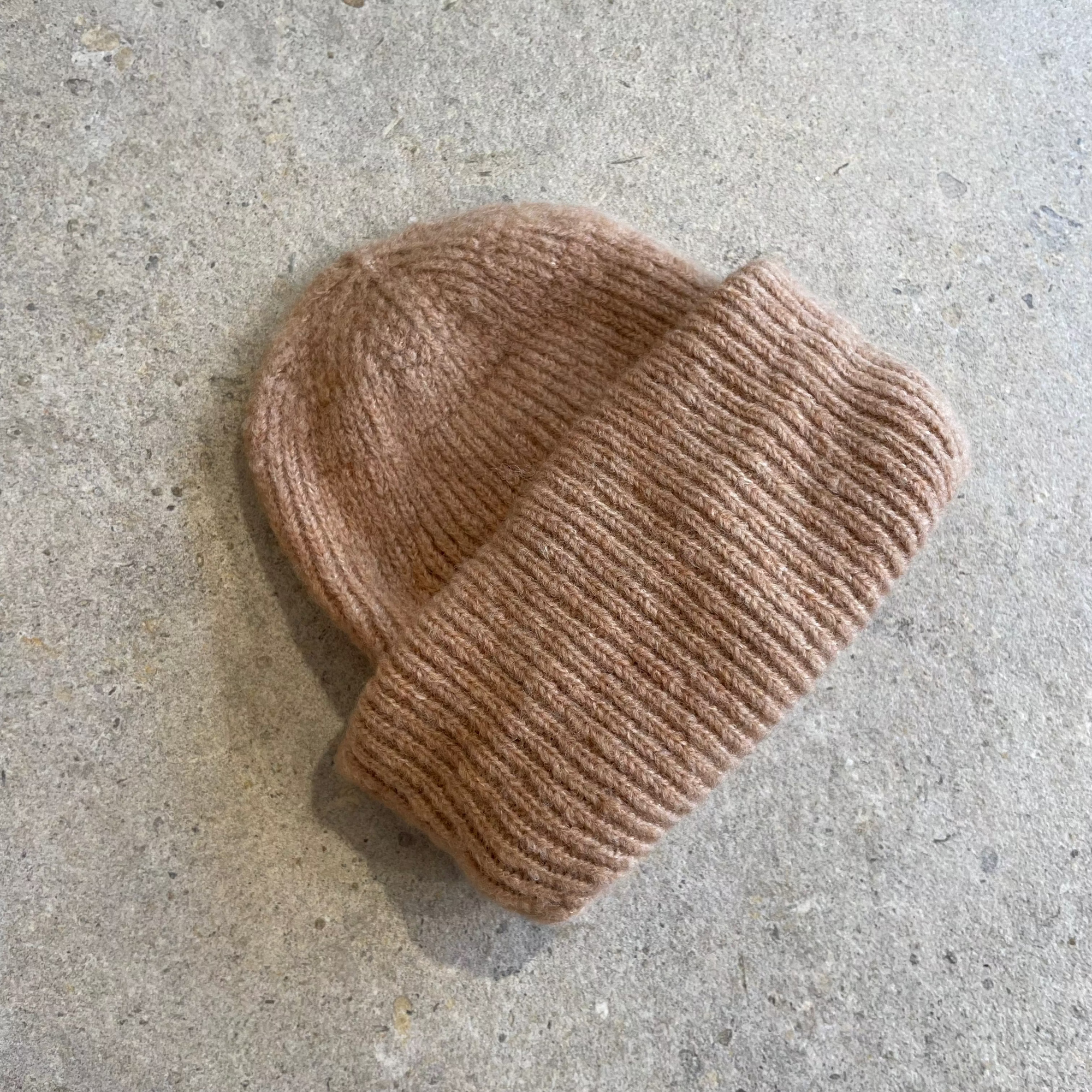Pequeno tocon - 7033 - soft wool beanie - camel